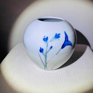 Porcelain planter. Elegance, graceful